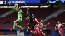 Kiper Atletico Madrid, Jan Oblak berusaha menangkap bola saat bertanding melawan Salzburg pada pertandingan grup A Liga Champions di stadion Wanda Metropolitano di Madrid, Spanyol, Selasa (27/10/2020). Atletico Madrid menang 3-2 atas Salzburg. (AP Photo/Manu Fernandez)
