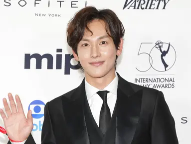 Im Siwan dalam International Emmy Awards di New York Hilton Midtown, Senin (21/11/2022). (Foto: Charles Sykes/Invision/AP)