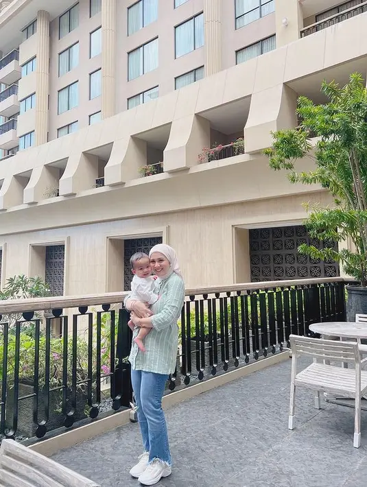 Kesha Ratuliu melakukan eksperimen gaya dengan hijab nude andalannya. Kali ini ia memadukannya dengan stripe shirt berwarna hijau dan jeans yang memberikan kesan cool. Dipadukan dengan sneakers putih. (instagram/kesharatuliu05)