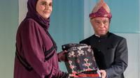 Aisha Ghanem Al Attiya, Direktur Diplomasi Budaya Qatar Museums bertukar cinderamata dengan Duta Besar Indonesia untuk Qatar Ridwan Hassan. (dok. Qatar Museums)