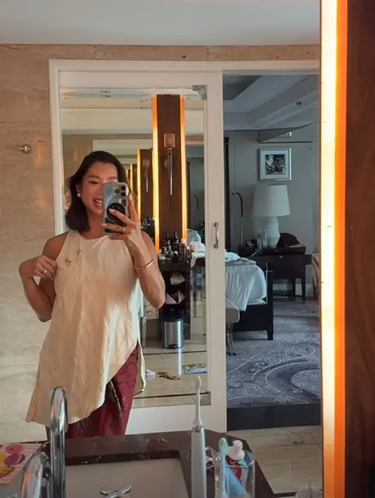 Ia memilih mengenakan busana etnik namun tetap dengan nuansa merah putih [@jenniferbachdim]