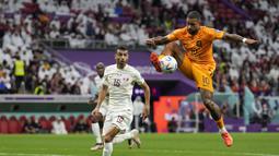 Pemain Belanda, Memphis Depay mengontrol bola saat matchday ketiga Grup A Piala Dunia 2022 melawan Qatar yang berlangsung di Stadion Al Bayt, Selasa (29/11/2022). (AP/Lee Jin-man)
