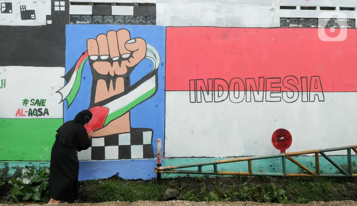 Remaja membuat mural bertema solidaritas untuk Palestina di Gang Jambu, Kedaung, Depok, Jawa Barat, Selasa (18/5/2021). Remaja Majelis Al Muntaqilin membuat mural tersebut sebagai solidaritas serta doa bagi umat muslim Palestina dan Masjid Al Aqsa atas serangan Israel. (merdeka.com/Arie Basuki)
