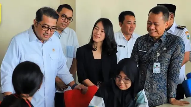 Menekraf Teuku Riefky bersama Bupati Kudus berbincang dengan animator siswa SMK RUS Kudus. (Liputan6.com/Kudus)