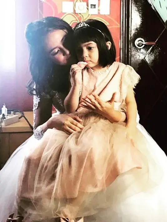 "Aku sudah pintar bereskan tempat tidur. Ambil minum sendiri, makan masih disuapi. Aku sekolahnya pintar nggak ditemani sama mama," ceplos Sienna. (Instagram/marshanda99)