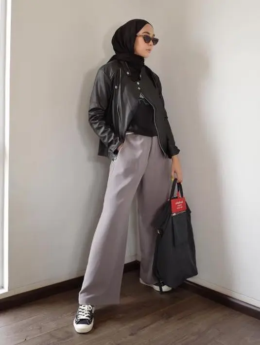 Jaket kulit hitam juga bisa dipadukan dengan loose fit pants warna abu-abu. Sneakers dan tote bag pun bisa melengkapi penampilan. @@strngrrr