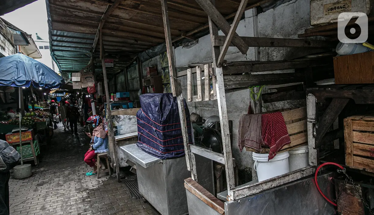 Suasana Gang Gloria, Pancoran, Glodok, Jakarta, Rabu (2/2/2021). Meski begitu, masih ada pembeli setia yang berkunjung ke tempat tersebut pada akhir pekan. (Liputan6.com/Faizal Fanani)