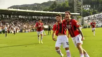 Gelandang AC Milan Brahim Diaz (kedua kanan) berselebrasi dengan rekannya Davide Calabria usai mencetak gol ke gawang Spezia dalam pertandingan Liga Italia di Stadion Alberto-Picco, Sabtu, 25 September 2021. (Alberto PIZZOLI / AFP)
