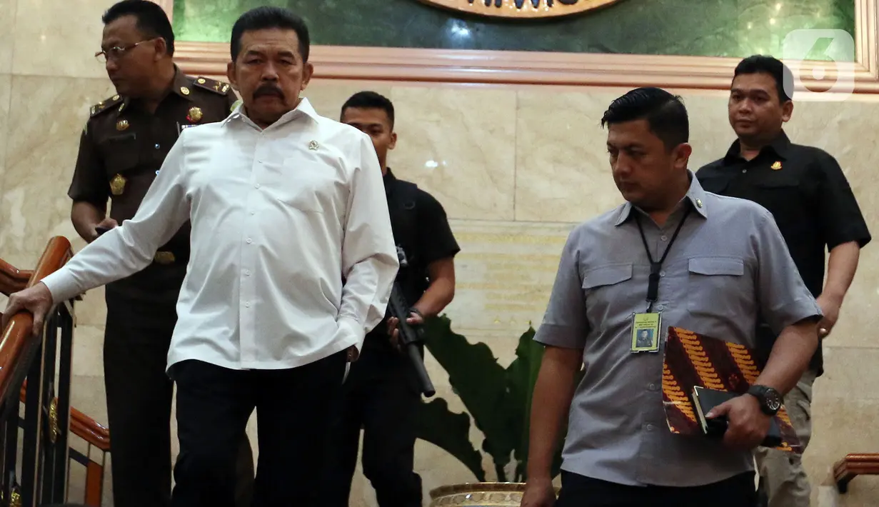 Jaksa Agung ST Burhanuddin (kiri) saat akan menyampaikan keterangan di Kantor Kejaksaan Agung, Jakarta, Rabu (18/12/2019). Keterangan terkait perkembangan penyidikan dugaan tindak pidana korupsi di PT Asuransi Jiwasraya (Persero) yang menyebabkan kerugian Rp 13,7 triliun. (Liputan6.com/Johan Tallo)
