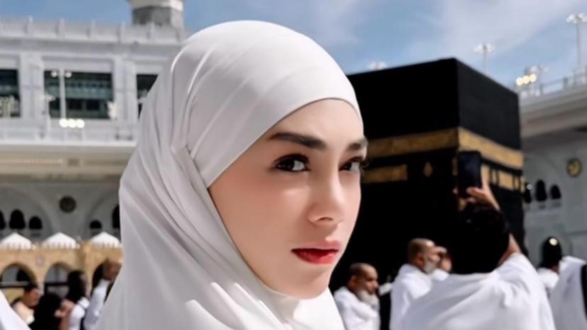 6 Potret Celine Evangelista Tampil Memesona dengan Riasan Fresh saat Umrah, Momen Haru saat Mencium Ka'bah