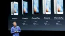  Wakil Presiden Apple, Greg Joswiak saat memperkenalkan iPhone SE saat peluncurannya di kantor pusat Apple di Cupertino, California (21/3). Gadget berukuran 4 inci ini harganya mencapai USD 399 atau sekitar Rp 5,2 juta. (REUTERS/Stephen Lam)