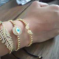 Gelang yang simple ini menggunakan bahan baku dari gold plated. (Yuni Arta / Bintang.com)