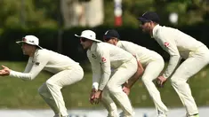 Pemain Inggris bersiap menangkap bola saat bertanding melawan Cricket Australia XI pada hari ketiga pertandingan tur empat hari Ashes di Stadion Tony Ireland di Townsville (17/11). (AFP Photo/Peter Parks)