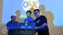 CEO OLX Indonesia Daniel Tumiwa (kanan) bersama para penerima donasi di Jakarta, Kamis (11/6/2015). OLX mengajak masyarakat dalam gerakan sosialisasi membantu sesama dengan tagar #BekasJadiBerkah saat beriklan di OLX (Liputan6.com/Andrian M Tunay)
