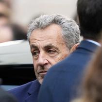 Mantan Presiden Prancis Nicolas Sarkozy terlihat sebelum naik ke mobil polisi di Paris, Selasa (21/10/2025), saat akan dibawa ke penjara untuk menjalani hukuman atas kasus konspirasi pendanaan kampanye presiden 2007. (Dok. AP Photo/Thibault Camus)&nbsp;
