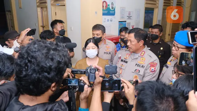 Kapolda Sulsel Irjen Pol Nana Sudjana saat mengunjungi Aipda HR di RSKD Dadi Makassar (Liputan6.com/Dok: Polda Sulsel)