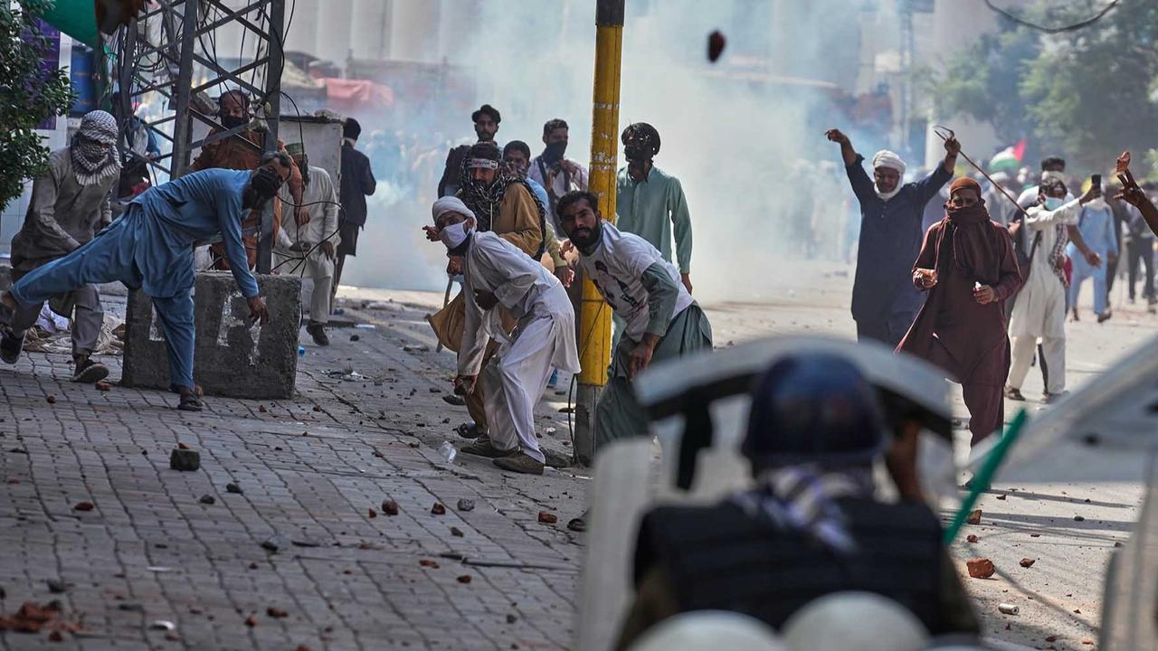 FOTO: Suasana Memanas di Lahore: Pendukung TLP Bentrok dengan Polisi Jelang Pawai Pro-Palestina
