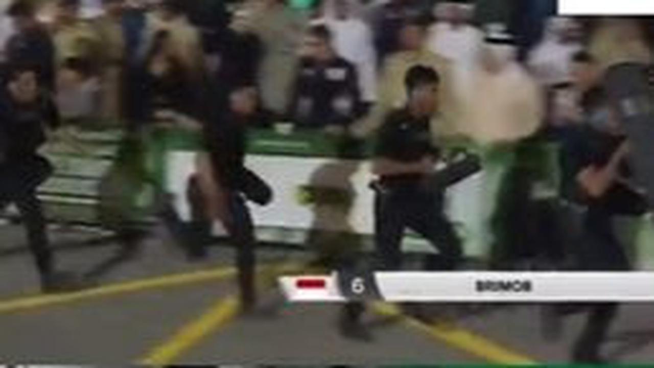 Brimob Indonesia pun berhasil menjadi juara usai menyelesaikan tantangan dalam waktu 1 menit 16 detik. <br>