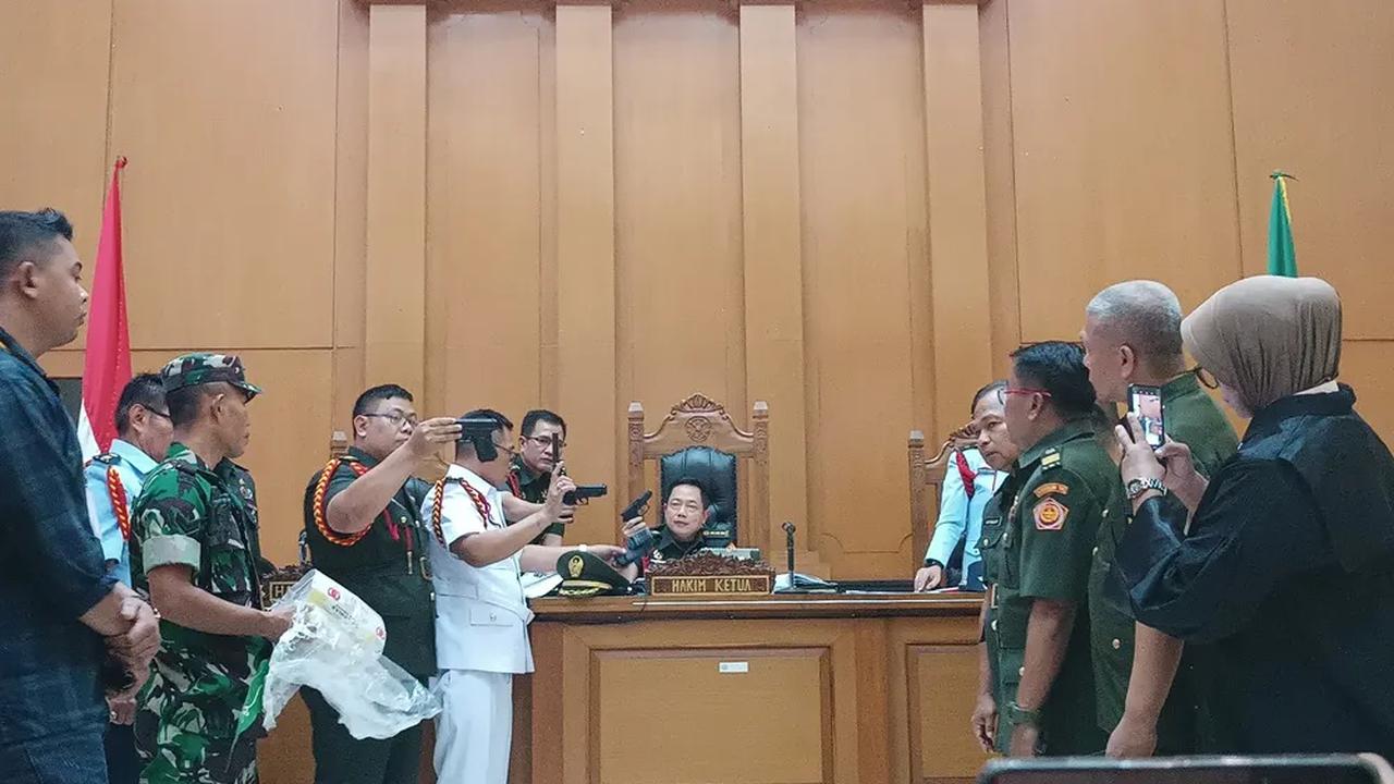 Perbuatan para terdakwa juga dianggap telah mencemarkan nama baik satuan TNI AD.<br>