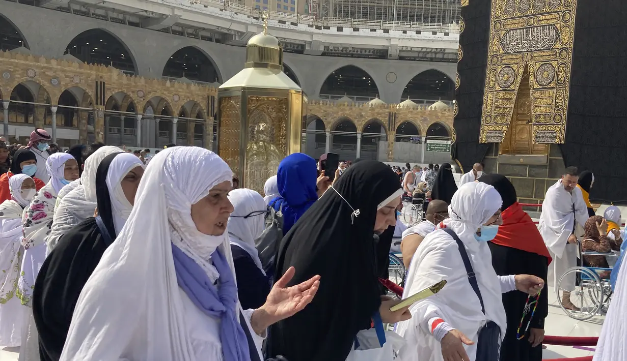 Jemaah haji Irak mengelilingi Ka'bah tanpa jarak sosial saat ibadah umrah di kota suci Muslim Mekah, Arab Saudi, Minggu (6/3/2022). Arab Saudi mengambil kebijakan untuk mengakhiri semua pembatasan Covid-19 termasuk kebijakan jaga jarak dan menggunakan masker di luar ruangan. (AP Photo/Amr Nabil)