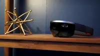 Microsoft HoloLens ditampilkan selama Microsoft Build 2016 Developers Conference di San Francisco, California (30/3). Microsoft juga mengumumkan Skype untuk HoloLens, memproyeksikan layar video 2D di udara. (REUTERS/Beck Diefenbach)