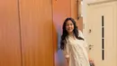 Sherina mengenakan atasan kebaya loose modern putih dipadukan bawahan kain hitam yang memiliki corak warna putih. [@sherinamunaf]