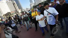 Wakil Ketua KPK nonaktif Bambang Widjojanto bersama ratusan akademisi menghadiri aksi gerakan "Save KPK" di Bundaran HI, Jakarta, Minggu (22/2/2015). (Liputan6.com/Faizal Fanani)