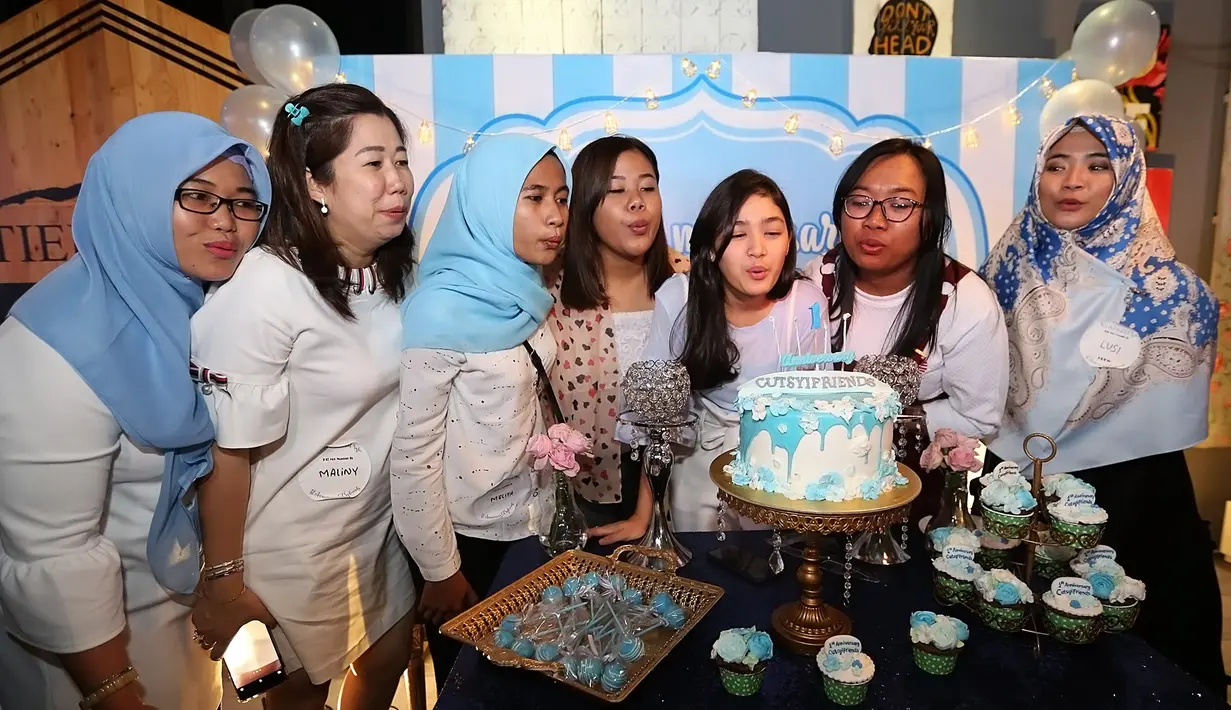 Banyak para penggemar memiliki komunitas  untuk artis idolanya. Begitu juga dengan artis Cut Syifa, yang telah memiliki banyak penggemar dengan beberapa komunitas. (Bambang E Ros/Bintang.com)