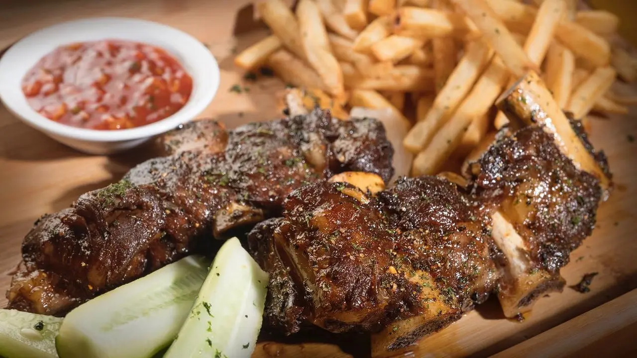Sensasi Makan Ditemani Penguin di Jakarta