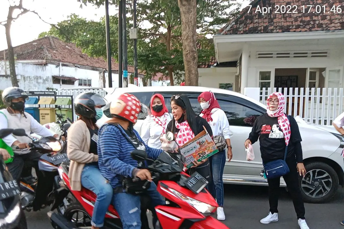 Relawan Solmet membagikan takjil dan paket Ramadan di lima kota Indonesia. (Ist).