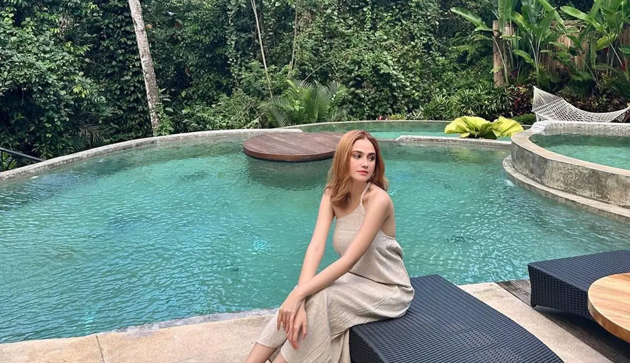 Menikmati serunya liburan ke Pulau Dewata, Syifa Hadju membagikan potretnya saat berada di sebuah villa yang ada di Ubud. Tampil mengenakan dress santai, penampilannya yang menawan ini banyak menuai pujian dari para penggemar. (Liputan6.com/IG/@syifahadju)