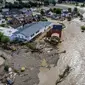 Rumah-rumah yang rusak akibat banjir meluap dari Sungai Ahr di Insul, Jerman barat, Kamis, 15 Juli 2021. (Foto AP/Michael Probst)