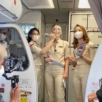 Sebagai pramugari, Luna Maya melakoni beberapa tugas. Mulai dari membantu penumpang mencari tempat duduk hingga memberikan instruksi keselamatan sebelum terbang. (instagram/pramugarisuperairjet)