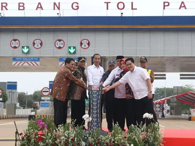 Presiden Joko Widodo (ketiga kiri) didampingi sejumlah menteri meresmikan  Tol JORR II ruas Kunciran-Serpong, Tangerang Selatan, Jumat (6/12/2019). Setelah peresmian, ruas tol sepanjang 11,1 km tersebut siap digunakan oleh masyarakat jelang Natal 2019 dan Tahun Baru 2020. (Liputan6.com/Angga Yuniar)
