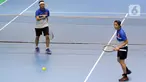 Reaksi Raffi Ahmad-Dikta saat melawan Dion Wiyoko-Tanta Ginting pada pertandingan ganda putra tenis lantai Sport Party - Clash of Celebrity di Istora Senayan, Jakarta, Sabtu (23/12/2023). (Liputan6.com/Angga Yuniar)