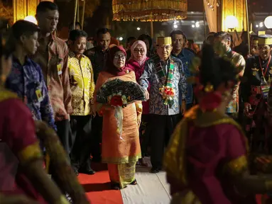 Wakil Presiden Jusuf Kalla didampingi istrinya Mufidah menghadiri malam silaturahmi dengan warga Bone, Makassar, Sabtu (6/5/2015). JK disambut dengan tarian adat Bugis saat tiba di tempat acara. (Liputan6.com/Faizal Fanani)