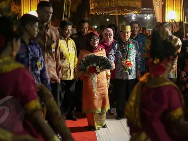 Wakil Presiden Jusuf Kalla didampingi istrinya Mufidah menghadiri malam silaturahmi dengan warga Bone, Makassar, Sabtu (6/5/2015). JK disambut dengan tarian adat Bugis saat tiba di tempat acara. (Liputan6.com/Faizal Fanani)