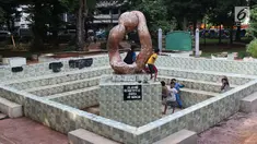 Anak-anak bermain di kolam air mancur di area Taman Puring , Jakarta, Jumat (11/1). Tahun 2019, Pemprov DKI Jakarta berencana merevitalisasi lima taman, salah satunya Taman Puring di Jakarta Selatan. (Liputan6.com/Helmi Fithriansyah)