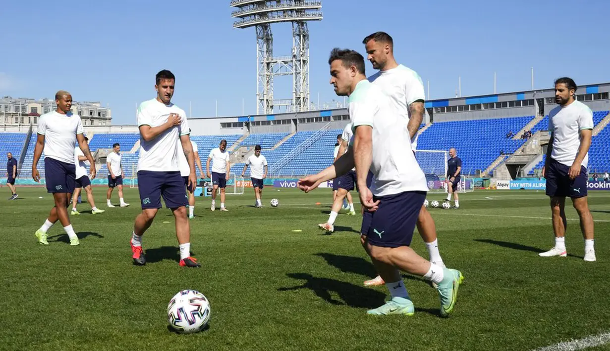 Para pemain Swiss menghadiri sesi latihan di Stadion Petrovsky, St. Petersburg, Rusia, Kamis (1/7/2021). Swiss akan menghadapi Spanyol pada pertandingan perempat final Euro 2020. (AP Photo/Dmitri Lovetsky)