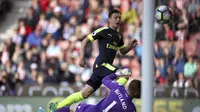 Ozil kecoh Jack Butland saat Arsenal bantai Stoke City di lanjutan Liga Inggris (Nick Potts/PA via AP)