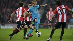 Athletic Bilbao, Benat Etxebarria (kiri) dan Inigo Lekue (kanan) mencoba menghadang pemain Barcelona, Ivan Rakitic pada Leg pertama perempat final Copa Del Rey di Stadion San Mames, Bilbao, Spanyol , Kamis (21/1/2016) dini hari WIB. (REUTERS/Vincent West)