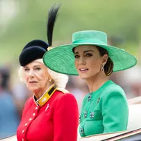 Queen Camilla dan Kate Middleton. {@teatimewiththewales].