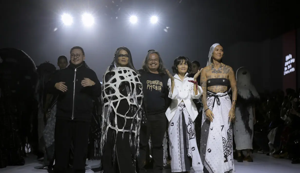 Chitra Subyakto menggandeng seniman ternama Eko Nugroho dan desainer visual Felix Tjahyadi untuk sebuah kolaborasi yang epic dalam tajuk 'Republik Sebelah Mata'. [Foto: Fimela/ Daniel Kampua]