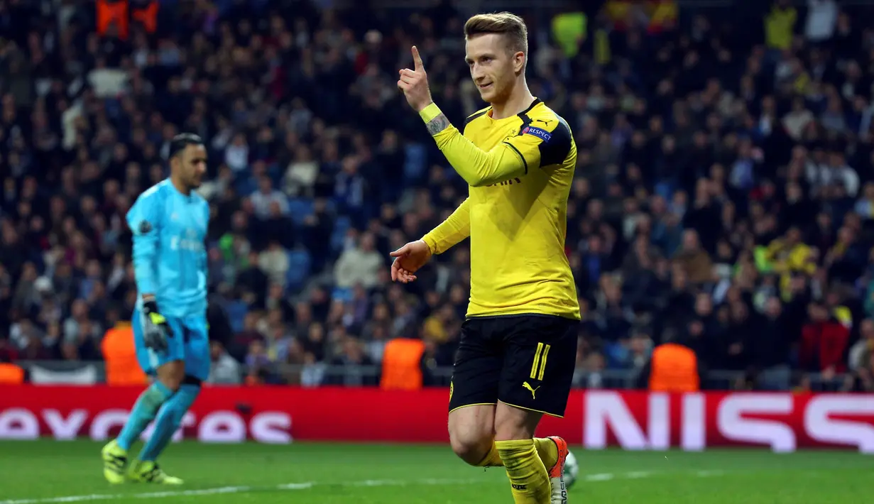 Gelandang Dortmund, Marco Reus melakukan selebrasi usai mencetak gol ke gawang Real Madrid pada pertandingan Grup F Liga Champions di Santiago Bernabeu, Madrid, (8/12). Reus menjadi penyelamat dengan golnya di menit 89. (REUTERS/Susana Vera)