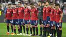 Sejumlah pemain Osasuna juga turut memberikan penghormatan terakhir untuk para korban tragedi Kanjuruhan dengan melakukan minute of silence atau mengheningkan cipta dalam laga pekan ketujuh La Liga Spanyol melawan Real Madrid, Senin (3/10/2022). (AP Photo/Manu Fernandez)
