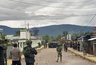 Aparat gabungan TNI Polri ber jaga di sejumlah titik, pasca aksi kekerasan di Dogiyai. (Liputan6.com/Katharina Janur/Polda Papua)