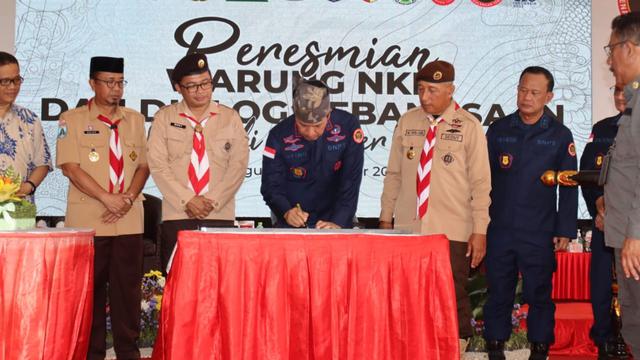 Kepala BNPT Komjen Pol Boy Rafli Amar resmikan Warung NKRI di Jember bersama Ketua Kwarda Pramuka Jatim Arum Sabil (Istimewa)