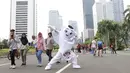 Maskot Piala Dunia 2022, La'eeb, berpose saat menyapa warga Ibukota saat Car Free Day (CFD) di kawasan Sudirman, Jakarta, Minggu (06/11/2022). (Bola.com/M iqbal Ichsan)