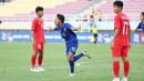 Timnas Thailand U-16 melaju ke partai final Piala AFF U-16 2024 setelah mengalahkan Vietnam 2-1 pada laga semifinal di Stadion Manahan, Solo, Senin (1/7/2024) sore WIB. Sempat tertinggal 0-1 lewat gol eksekusi penalti Dau Hong Phong pada menit ke-53. Thailand akhirnya mampu comeback dengan mencetak dua gol melalui sundulan kepala Phuriphan Phothong (61') dan lewat aksi tendangan jarak dekat Chaiwat Ngoenma pada masa injury time (90+3). (Bola.com/Abdul Aziz)