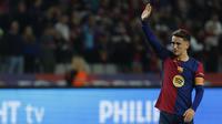 Pemain Barcelona, Gavi melambaikan tangan kepada para suporter setelah laga lanjutan Liga Spanyol 2024/2025 melawan Sevilla yang berlangsung di Estadi Olimpic Lluis Companys, Barcelona, Spanyol, Senin (21/10/2024) dini hari WIB.(AP Photo/Joan Monfort)